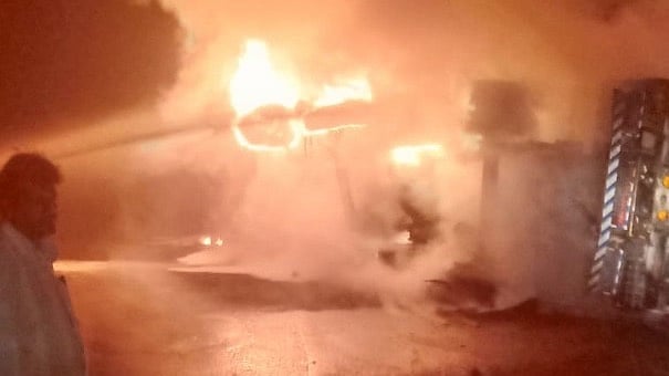 Mhow: Driver, operator burnt to ashes in truck mishap in Simrol ghat - Vimarsana News