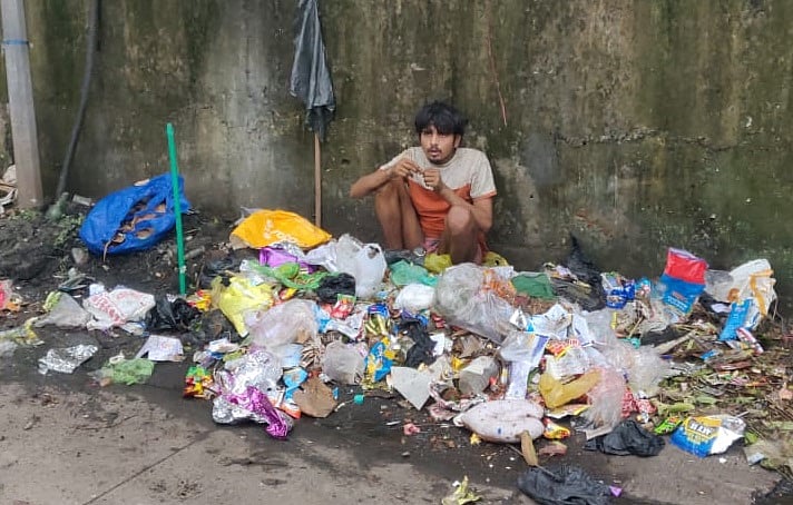 Thane: Journalist with support of others help mentally disturbed Bihar youth get new lease of life from garbage heap - Vimarsana News