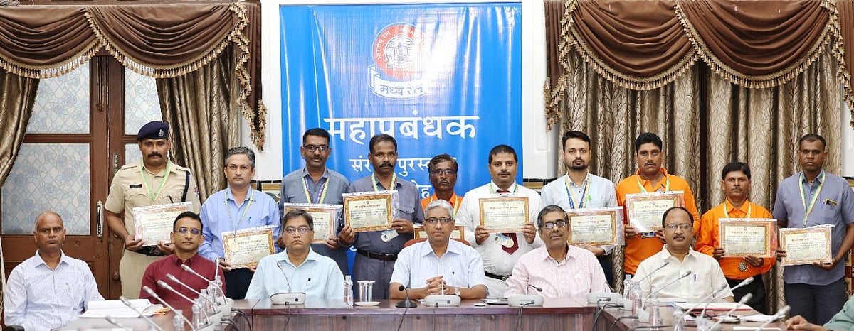 Mumbai: 10 Central Railway staff felicitated with 'General Manager's Safety Award' - Vimarsana News