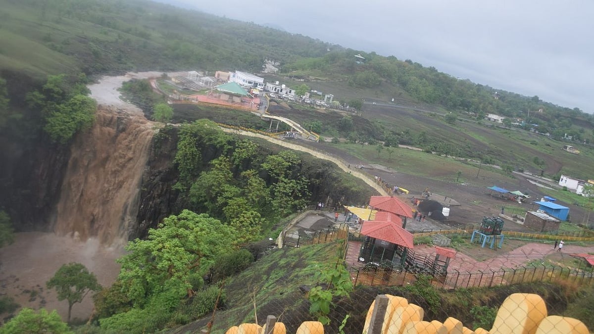 Mhow: Picnickers enjoy Patalpani waterfall - Vimarsana News