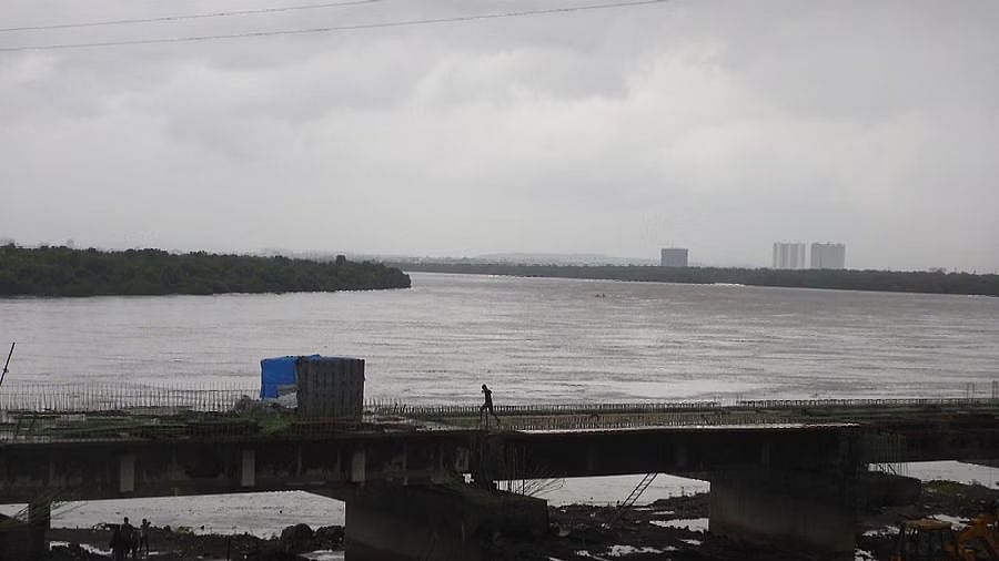 Thane: Ulhas river water level comes down from danger level on Thursday morning - Vimarsana News