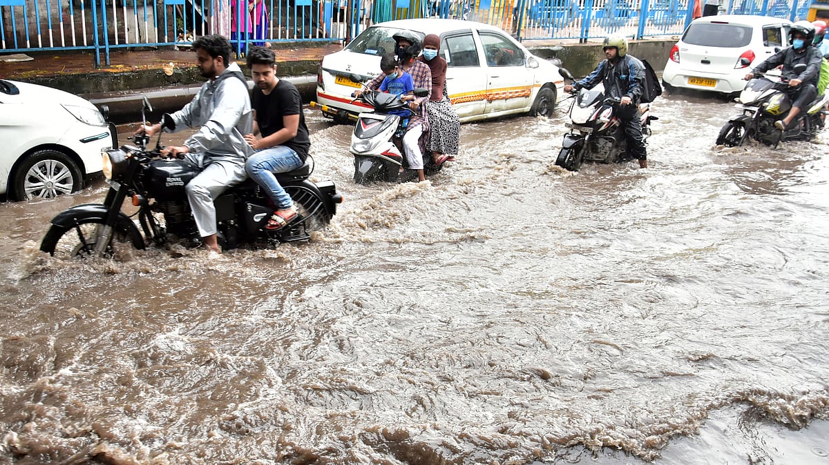 Maharashtra: Boulder crashes on bypass road amid heavy rains in Thane - Vimarsana News