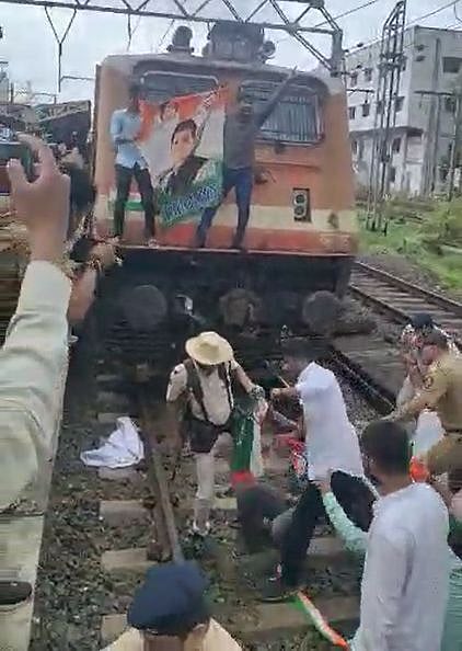 Mumbai: Youth Congress workers detained after 'rail roko' protest against ED questioning of Sonia Gandhi - Vimarsana News