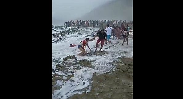 Sangli family drowns in Oman, father and his two children swept into sea - Vimarsana News
