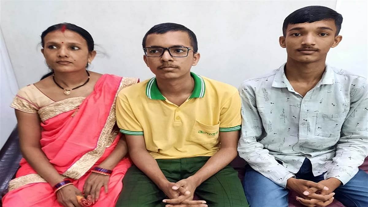 MP: Welder's son from MP scores 99.938 percentile in first JEE attempt Indore - Vimarsana News