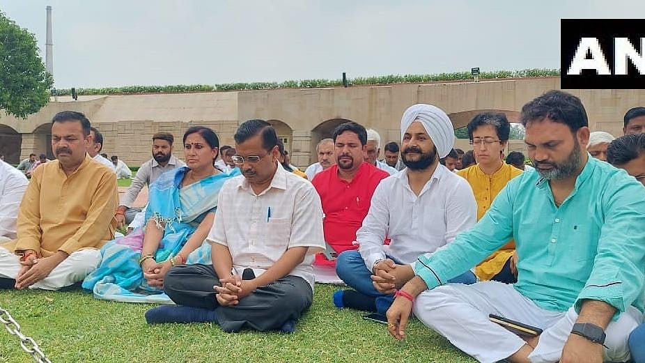 Arvind Kejriwal and AAP MLAs symbolic sit-in at Mahatma Gandhi's Rajghat; Kejriwal questions BJP's '800 crore offer' - Vimarsana News