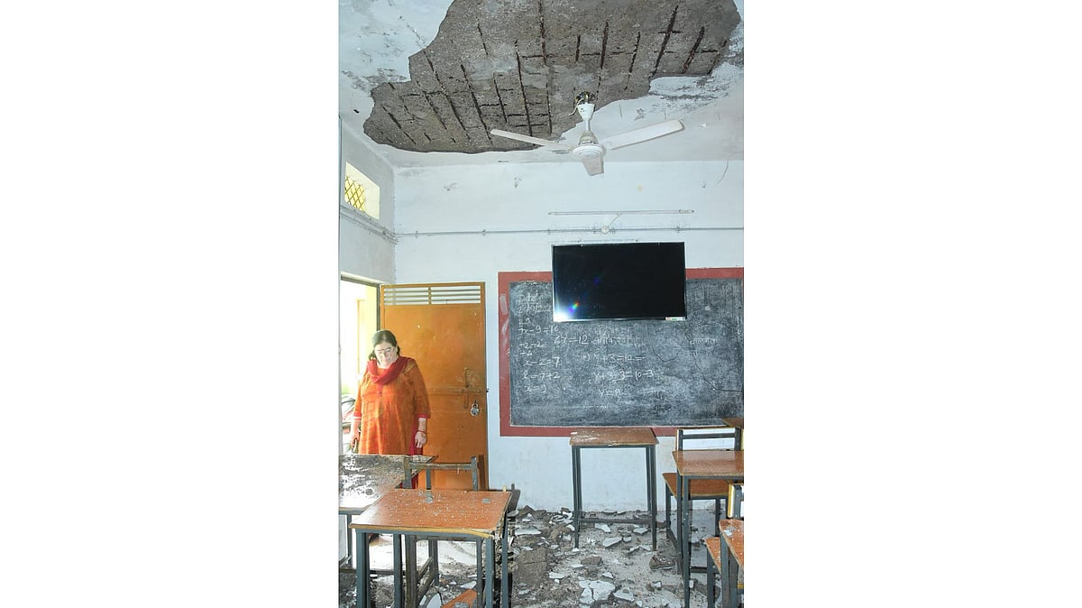 Ujjain: Ceiling plaster falls in Daulatganj School classroom - Vimarsana News