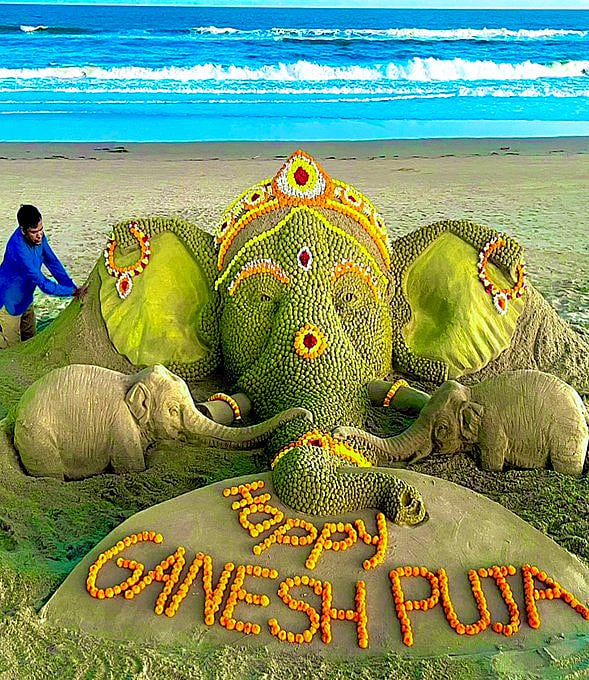 Ganeshotsav 2022: Sudarsan Pattnaik creates Lord Ganesha sand sculpture at Puri Beach - Vimarsana News