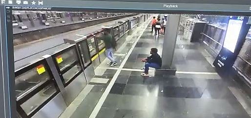 WATCH: Commuter forcefully tries to open metro platform screen door at Dahisar East station - Vimarsana News