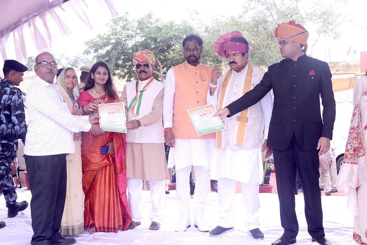 Neemuch: March past parade, cultural programs mark 75th I-Day - Vimarsana News