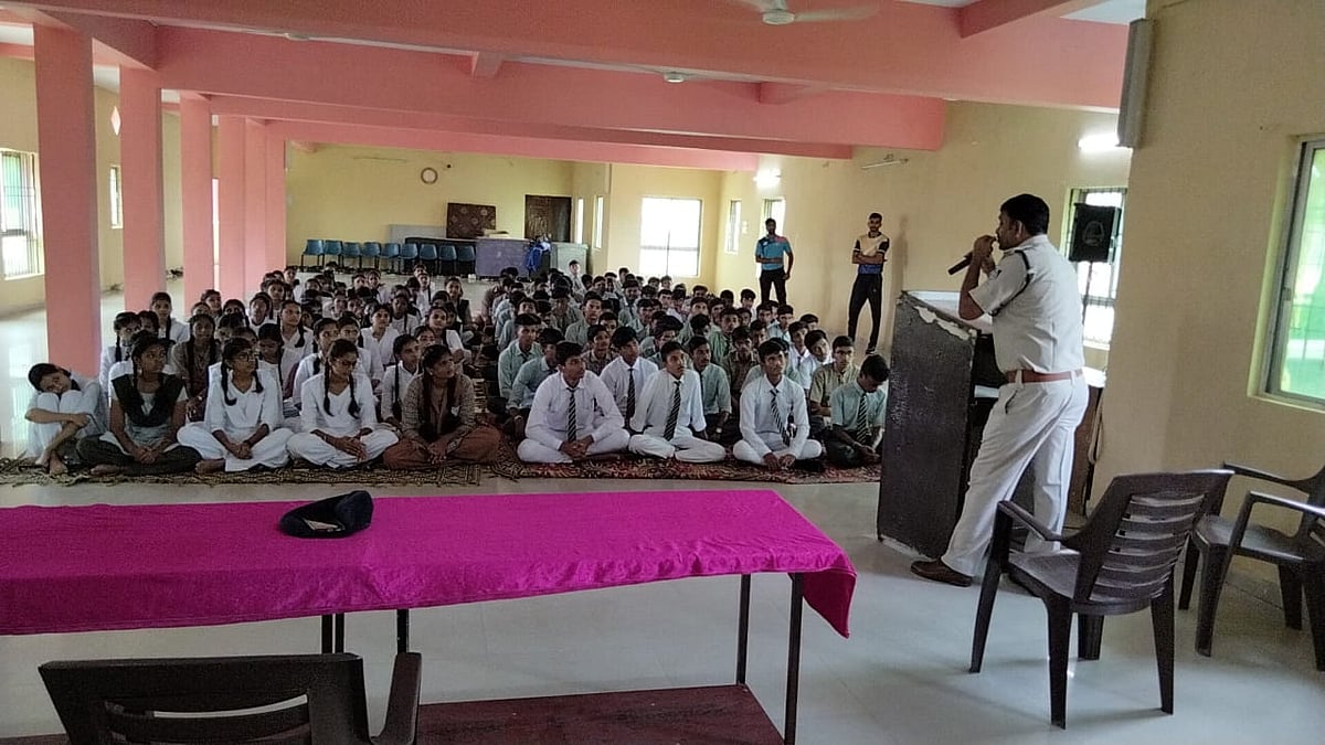 Narmadapuram: College, school students told about traffic rules - Vimarsana News