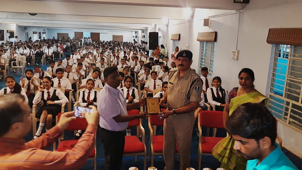 Indore: Traffic police inform school students about road safety - Vimarsana News