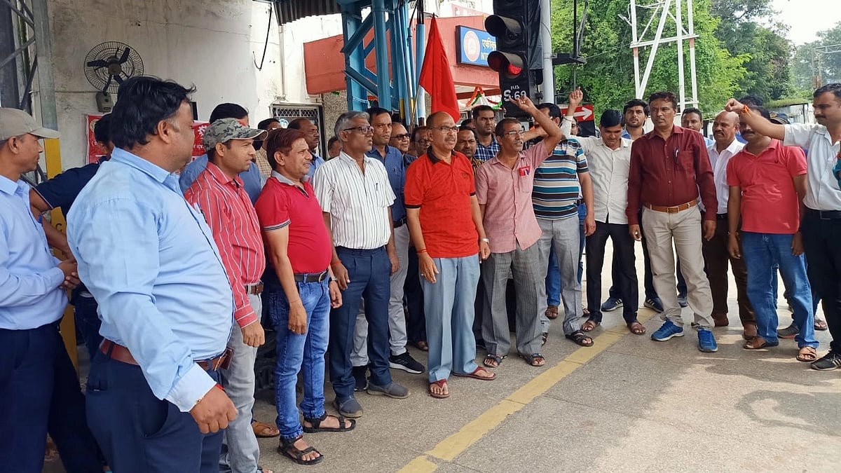 Ujjain: WREU stages demo to oppose abolishment of running staff and their headquarters - Vimarsana News