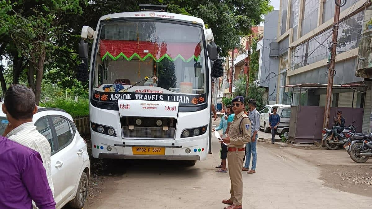 Indore: Cops take action against wrongly parked buses - Vimarsana News