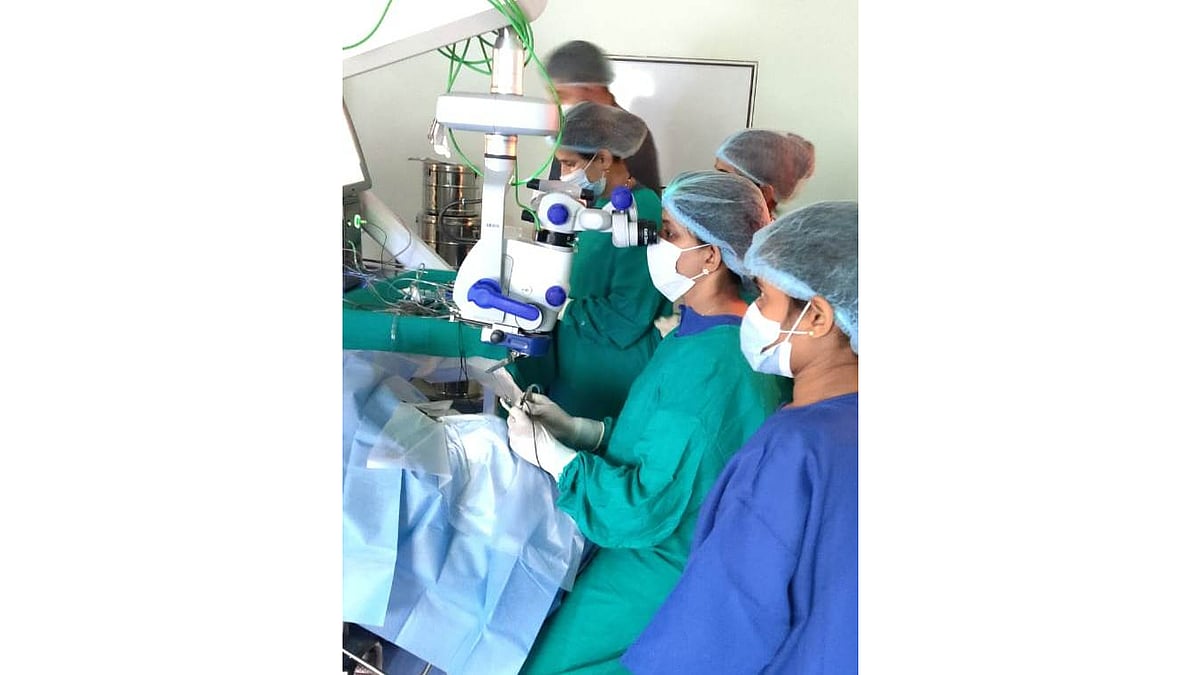 Indore: Doctors remove iron particle from 50-year-old man's eye which was stuck for last 10 years - Vimarsana News