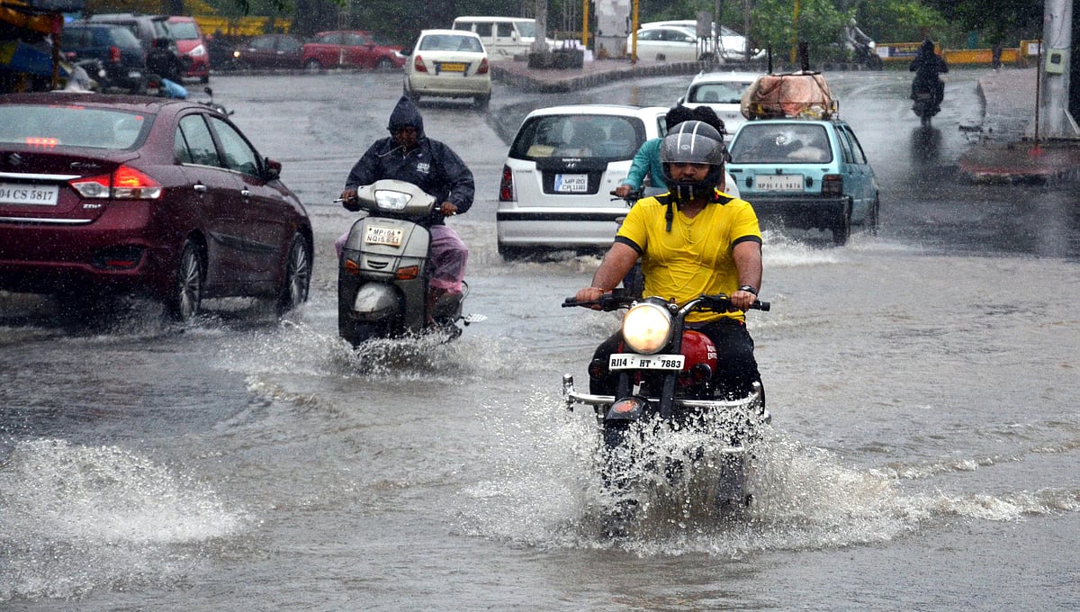 10 cm rain floods Bhopal roads; waterlogged areas and submerged lanes throw life out of gear - Vimarsana News