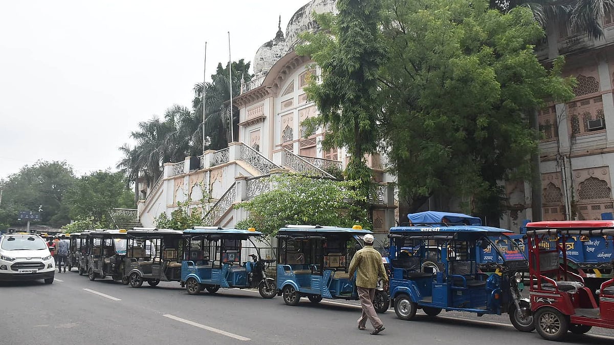 Ujjain: 2-year-old boy playfully starts e-rickshaw, gets killed as it overturns - Vimarsana News