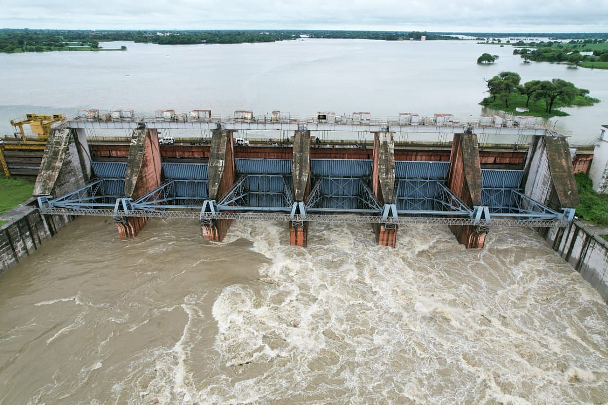 Ujjain: Incessant rain in catchment areas, Kshipra in spate, 3 gates of Gambhir reservoir opened - Vimarsana News