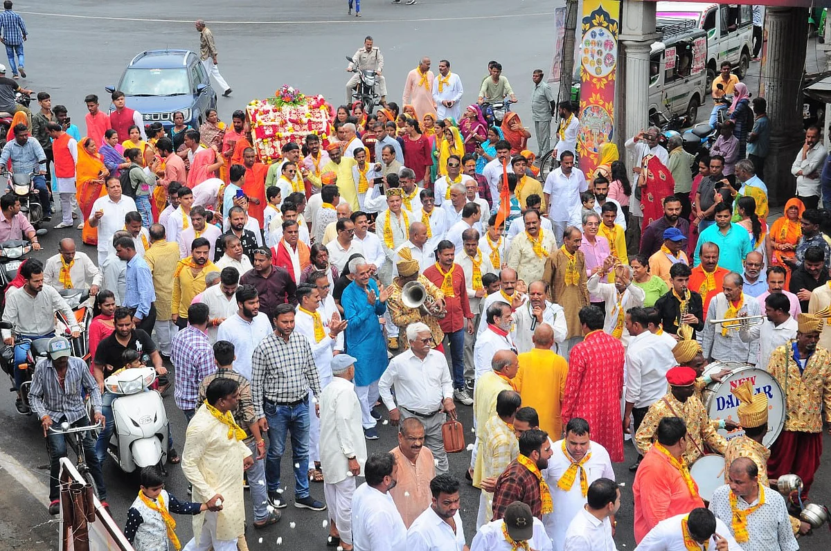 Yadav Samaj takes out the procession from Chhota Gopal Mandir.