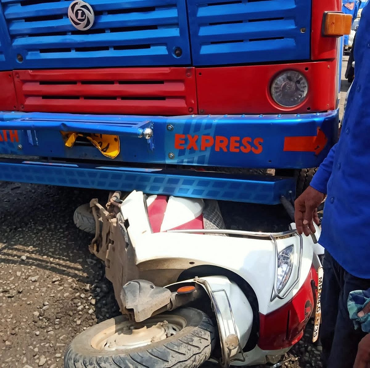 Thane: Pillion rider mowed down by truck after bike skids over pothole in Bhiwandi - Vimarsana News