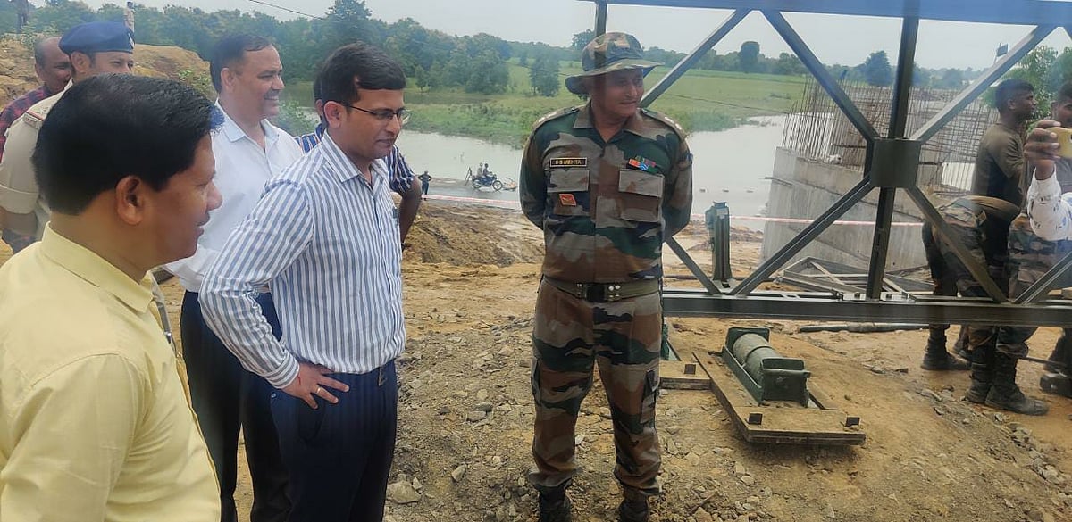 Narmadapuram: Collector Neeraj Kumar Singh inspects Bailey bridge construction works - Vimarsana News