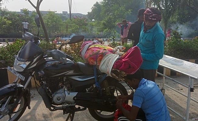 MP: Men in Shahdol forced to carry mother's body on motorbike - Vimarsana News