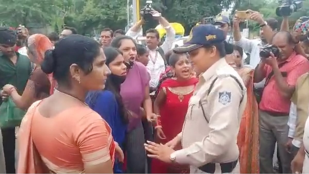 On camera: Sisters stage sit-in outside Central Jail when stopped from meeting brothers in jail - Vimarsana News