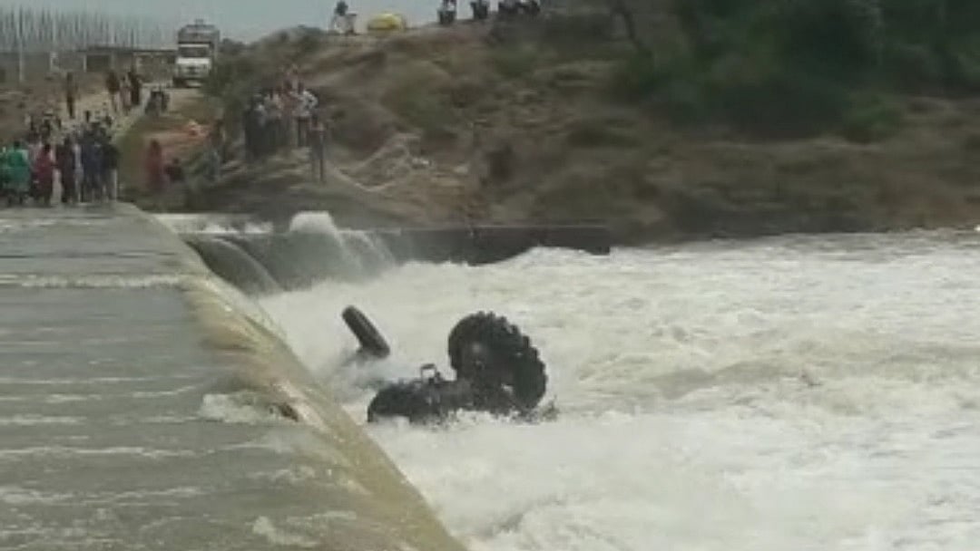 Ujjain: Man feared dead, another rescued as tractor falls in swollen Gambhir river - Vimarsana News