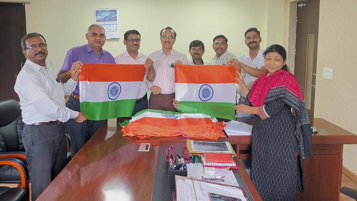 Pithampur Laghu Udyog Bharati hands over 5,000 Tricolours to CMO - Vimarsana News