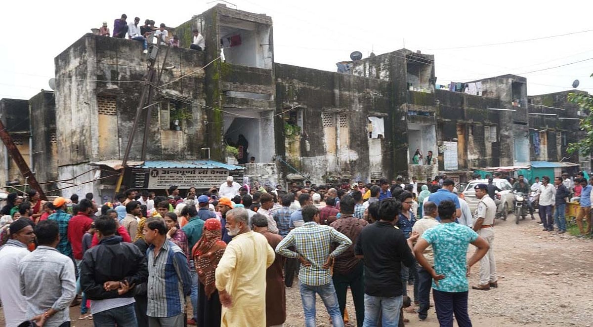 BMC demolition squad retreats in face of protest by Janata Quarters residents - Vimarsana News