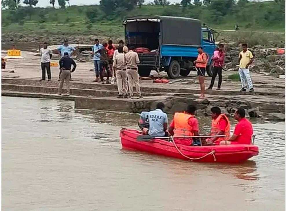 Alot: Drunk man tries to swim across Chambal river, drowns - Vimarsana News