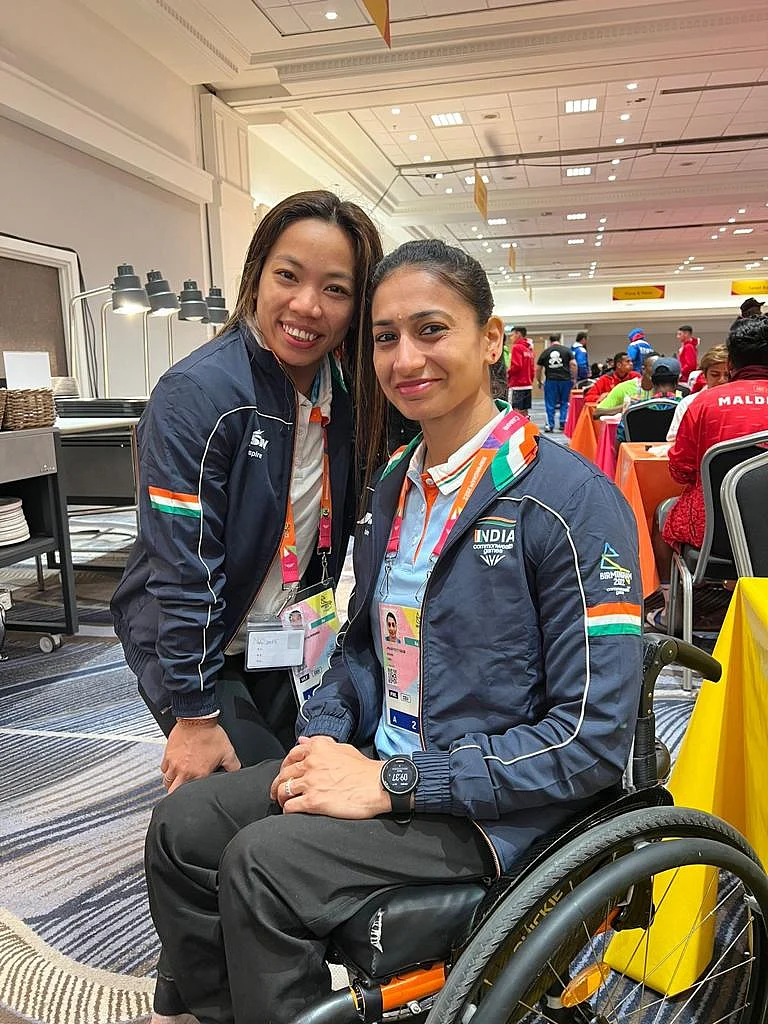 Mirabai Chanu with para-powerlifter Manpreet Kaur