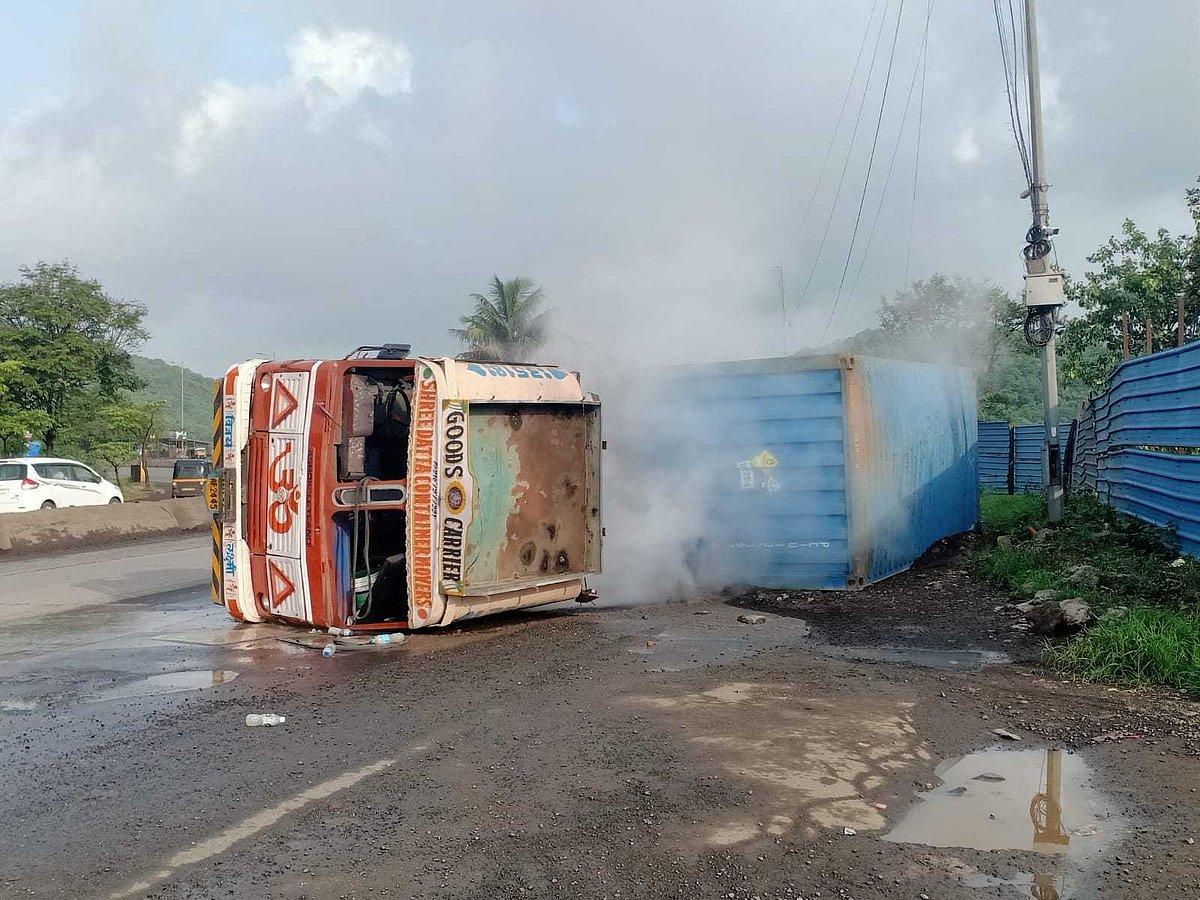 Thane: Container truck carrying chemical overturns; traffic hit - Vimarsana News