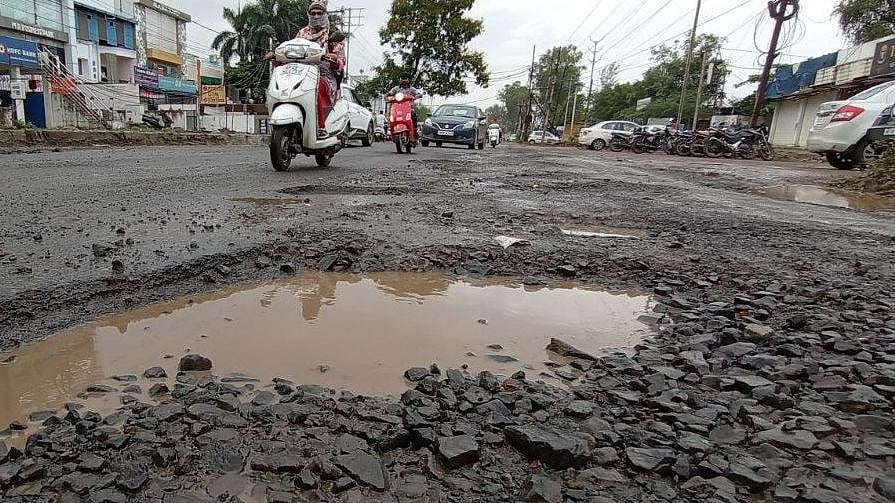 Potholed roads adds to traffic snarls; navigating through damaged roads poses threat to commuters - Vimarsana News