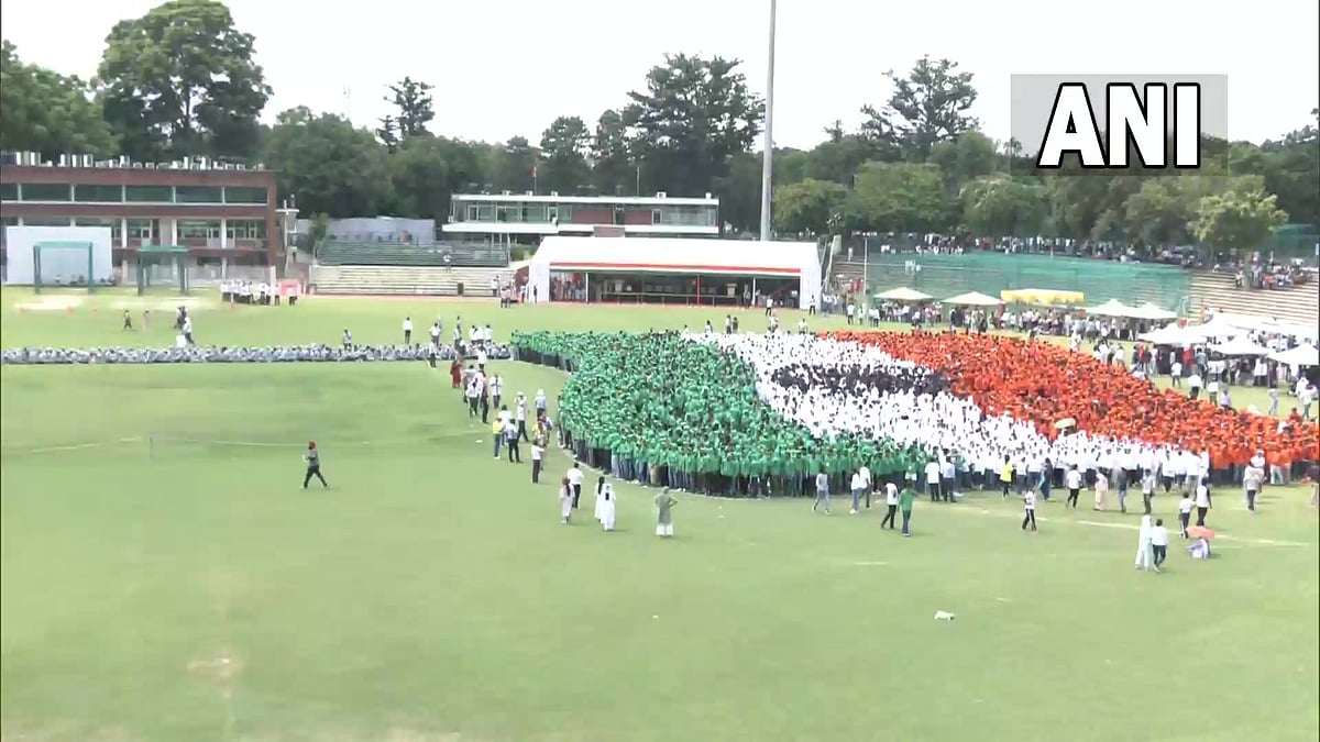 Guinness World Record for 'largest human image of waving Nat'l flag' achieved - Vimarsana News