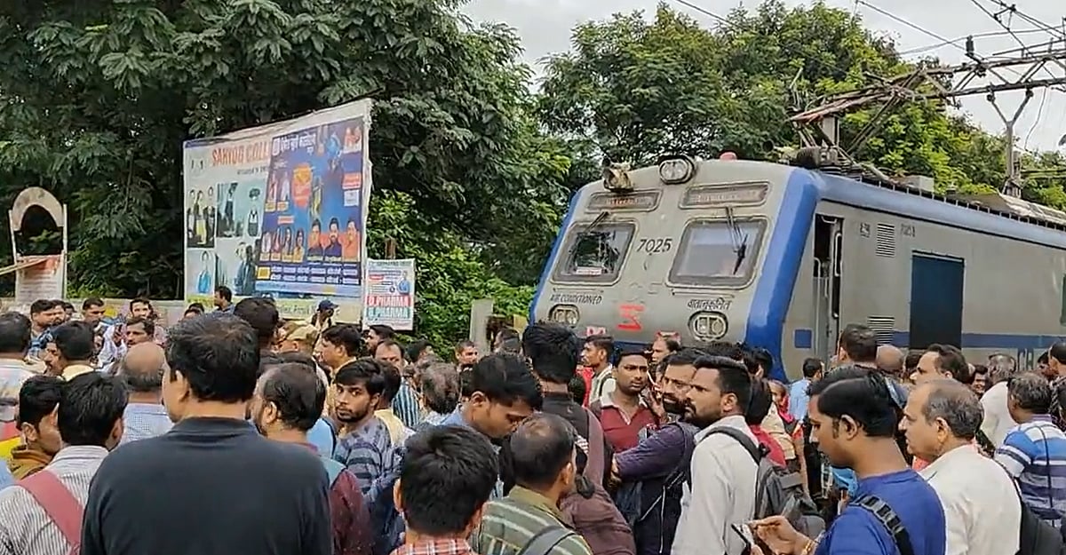Thane: Kalwa passengers demand restoration of non-AC service - Vimarsana News