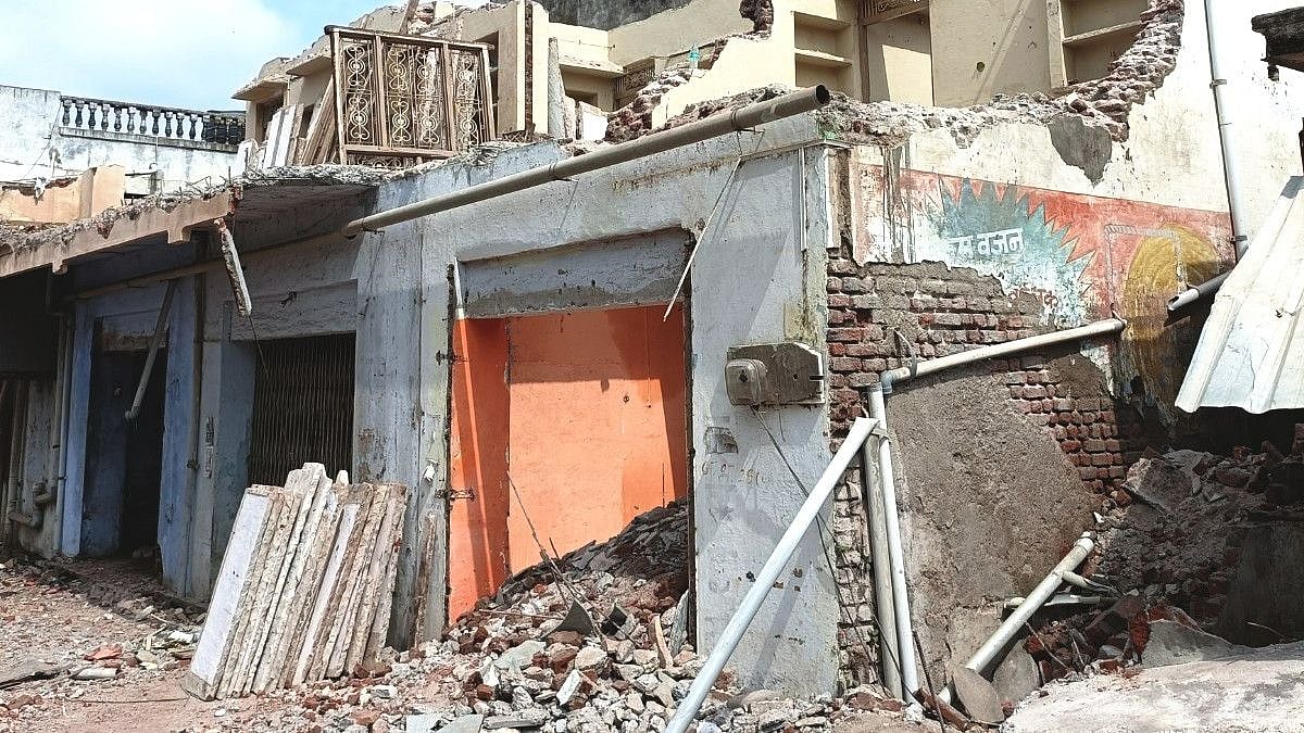 Suwasara: Labourer dies after wall collapse during demolition - Vimarsana News