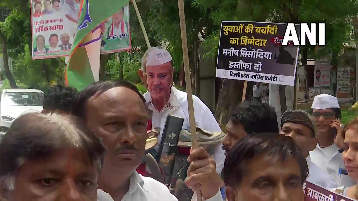 Delhi: Congress protests against AAP, demands Manish Sisodia's resignation - Vimarsana News