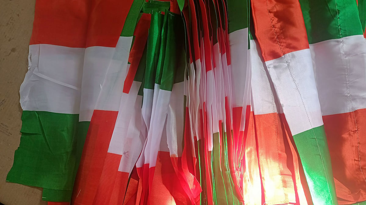 Mandleshwar: Imperfect Tricolours being prepared by SHGs - Vimarsana News