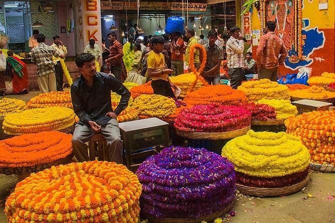 Mumbai: Prices of flowers shoot up amid rise in demand - Vimarsana News