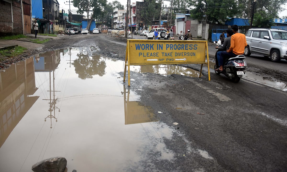Bhopal: Torrential rains leave trails of damage on roads in old city - Vimarsana News