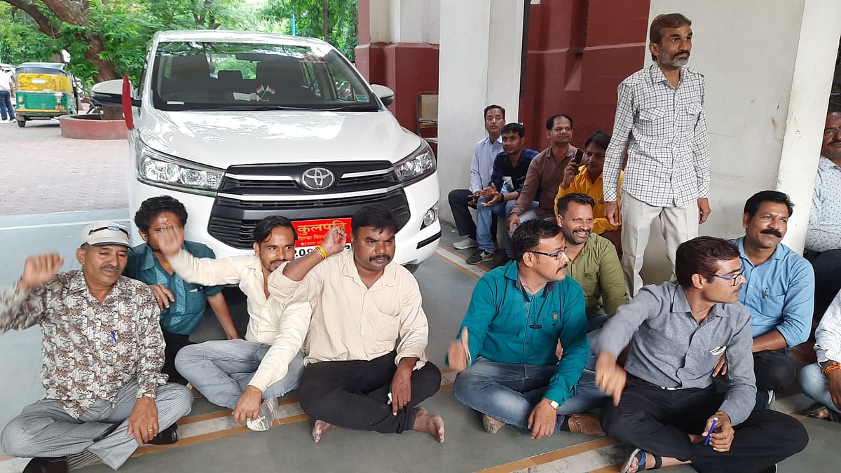 Indore: DAVV employees stage protest over increment, regularisation issues - Vimarsana News