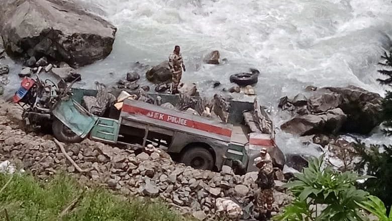 J&K: Vehicle carrying ITBP jawans rolls down in Pahalgam, 6 dead - Vimarsana News