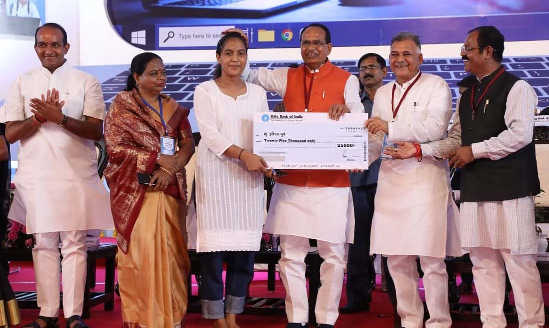 Chief Minister Shivraj Singh Chouhan handed over cheques of Rs 25000 to meritorious students for purchase of laptops