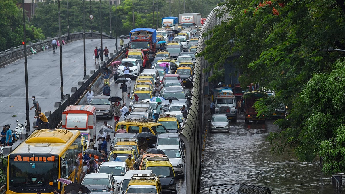 Mumbai: Massive traffic congestion on Western Express Highway, commuters face harrowing time - Vimarsana News