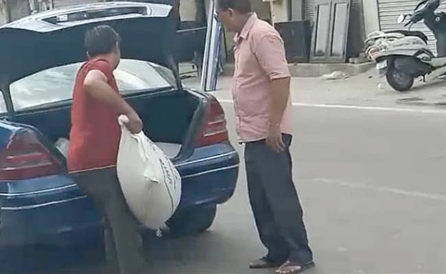 On camera: Punjab man arrives in blue 'Mercedes', picks subsidized food eligible for 'Below Poverty Line' ration card holders - Vimarsana News