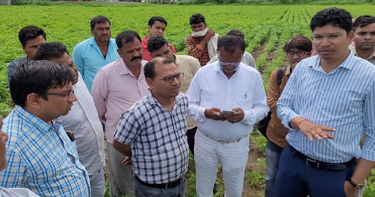 Manawar: Farmer submits memorandum demanding compensation for poor quality cement - Vimarsana News