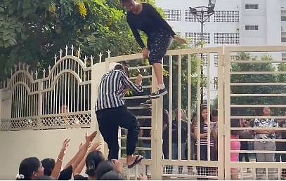 WATCH: Students climb gates of Chandigarh University to join MMS leak protest - Vimarsana News