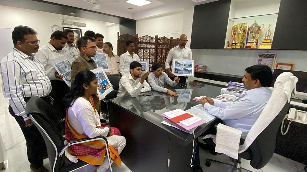 Thane: MNS present pothole photo-frame to PWD superintendent as a mark of protest - Vimarsana News