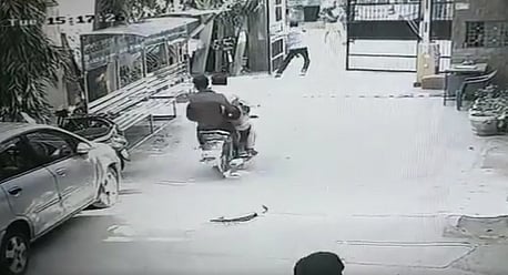 WATCH: Bike thieves try to speed through colony gate in south Delhi, alert guard shuts gate in nick of time - Vimarsana News